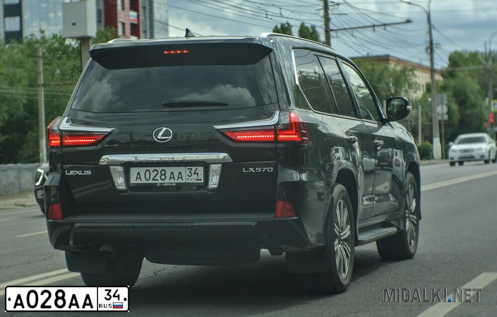 Фото автомобиля TOYOTA LANDCRUISER, 2006 — госномер А028АА34. Цвет: СЕРО-СИНИЙ