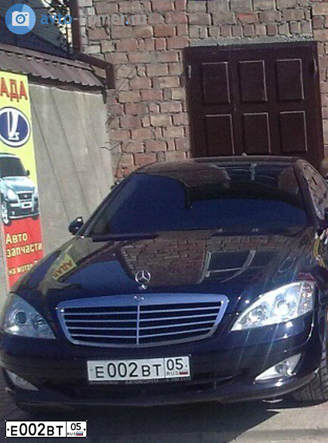 Фото автомобиля INFINITI M, 2011 — госномер Р042КВ977. Цвет: ЧЕРНЫЙ