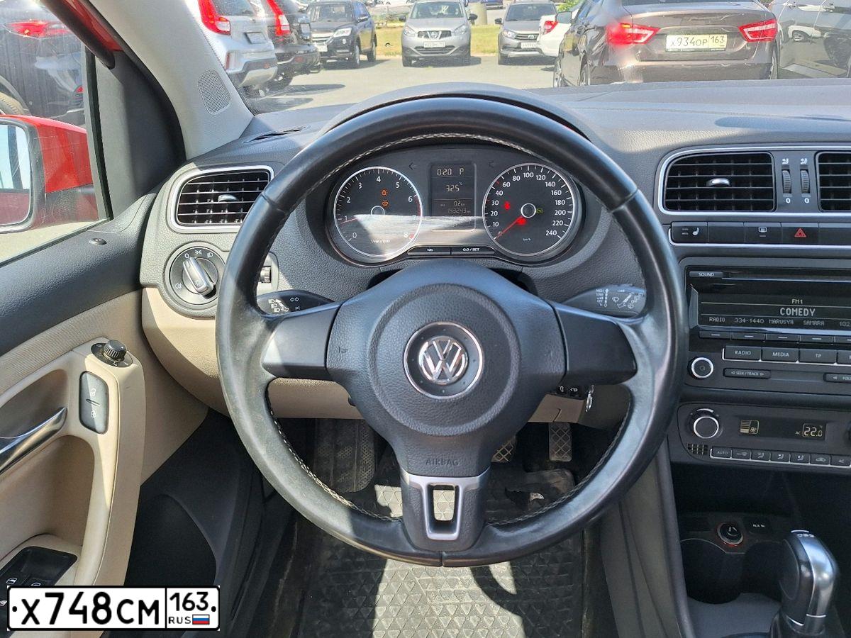 Фото автомобиля VOLKSWAGEN POLO, 2012 — госномер М740ТХ763. Цвет: КРАСНО-ОРАНЖЕВЫЙ