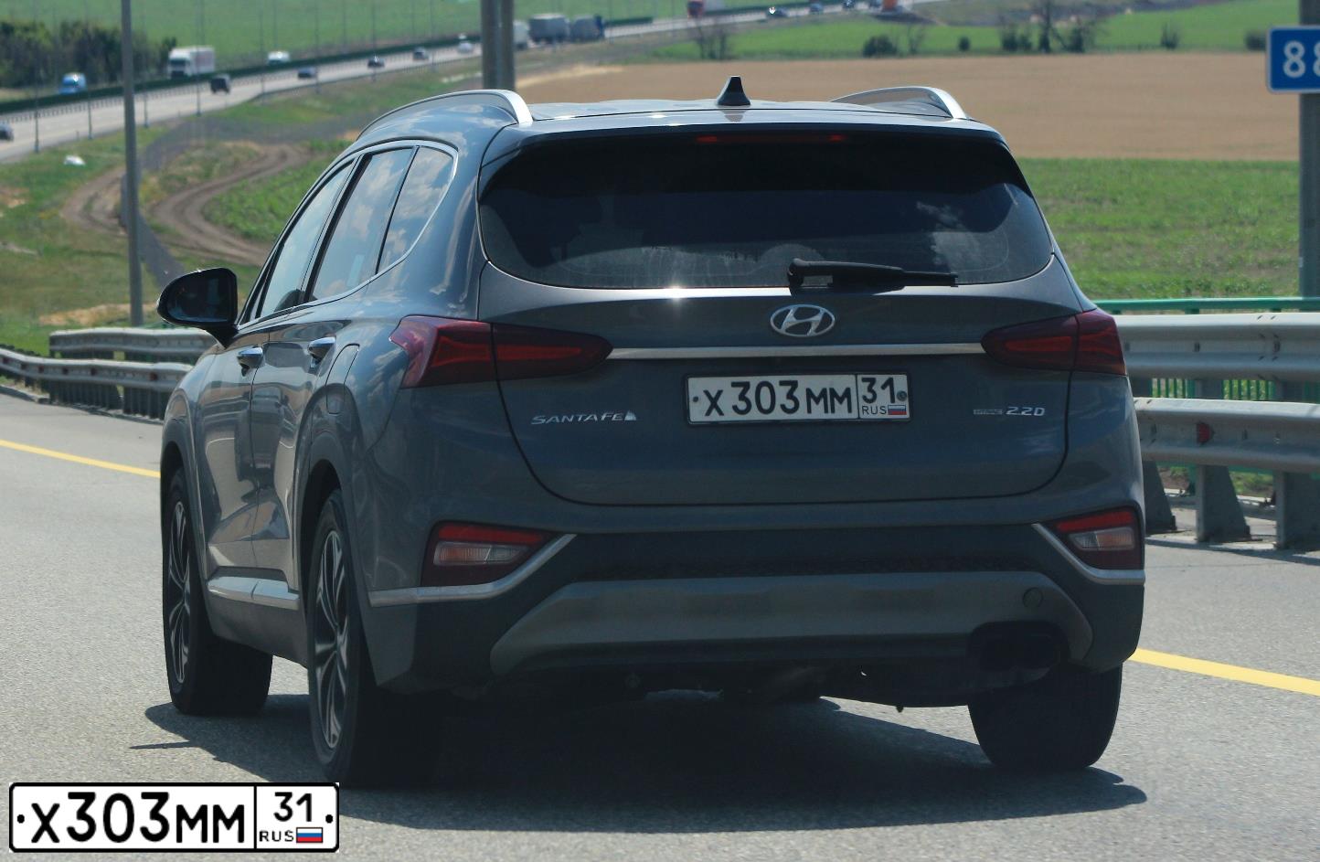 Фото автомобиля HYUNDAI SANTA FE, 2018 — госномер Х303ММ31. Цвет: СЕРЫЙ