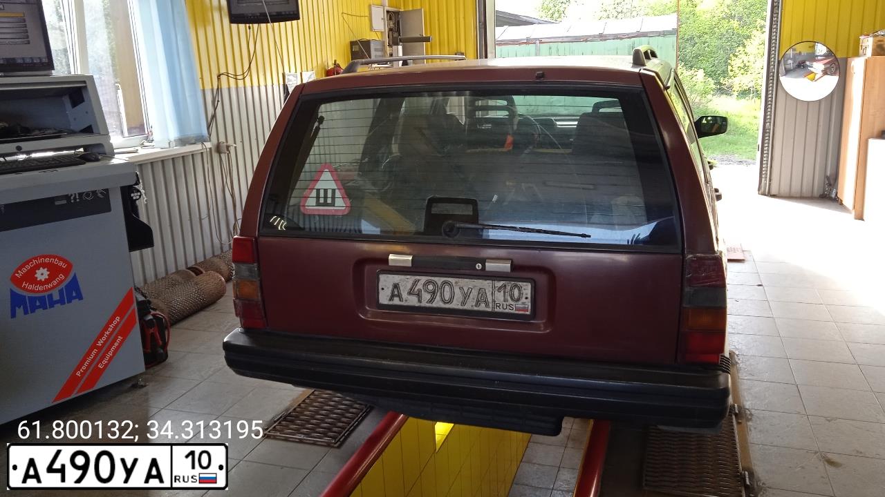 Фото автомобиля VOLVO 740, 1988 — госномер А490УА10. Цвет: БОРДОВЫЙ