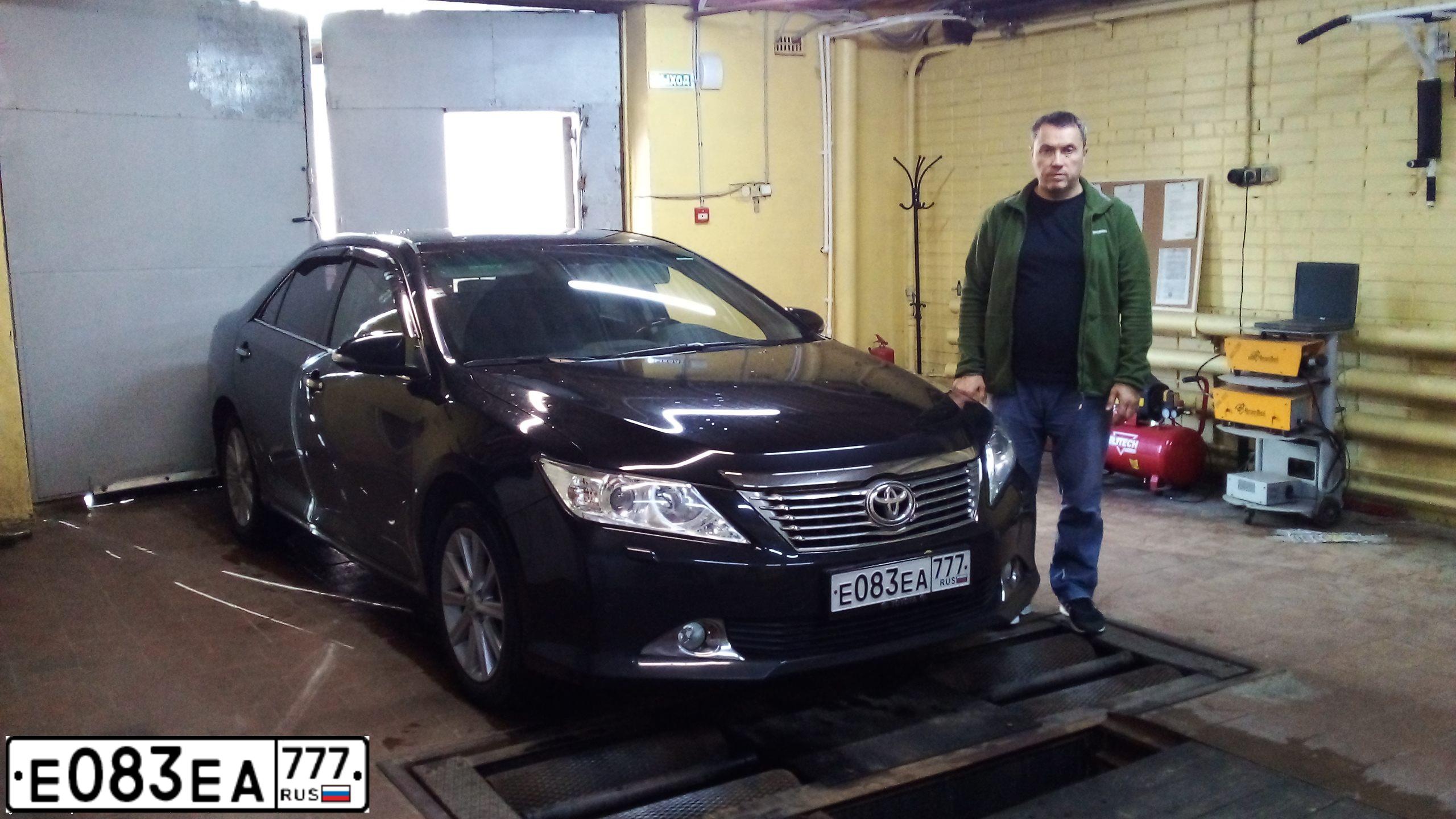 Фото автомобиля TOYOTA CAMRY, 2014 — госномер Е084ЕА777. Цвет: ЧЕРНЫЙ МЕТАЛЛИК