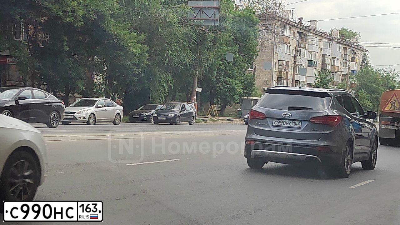 Фото автомобиля HYUNDAI SANTA FE, 2013 — госномер Х429ЕЕ763. Цвет: СЕРЫЙ
