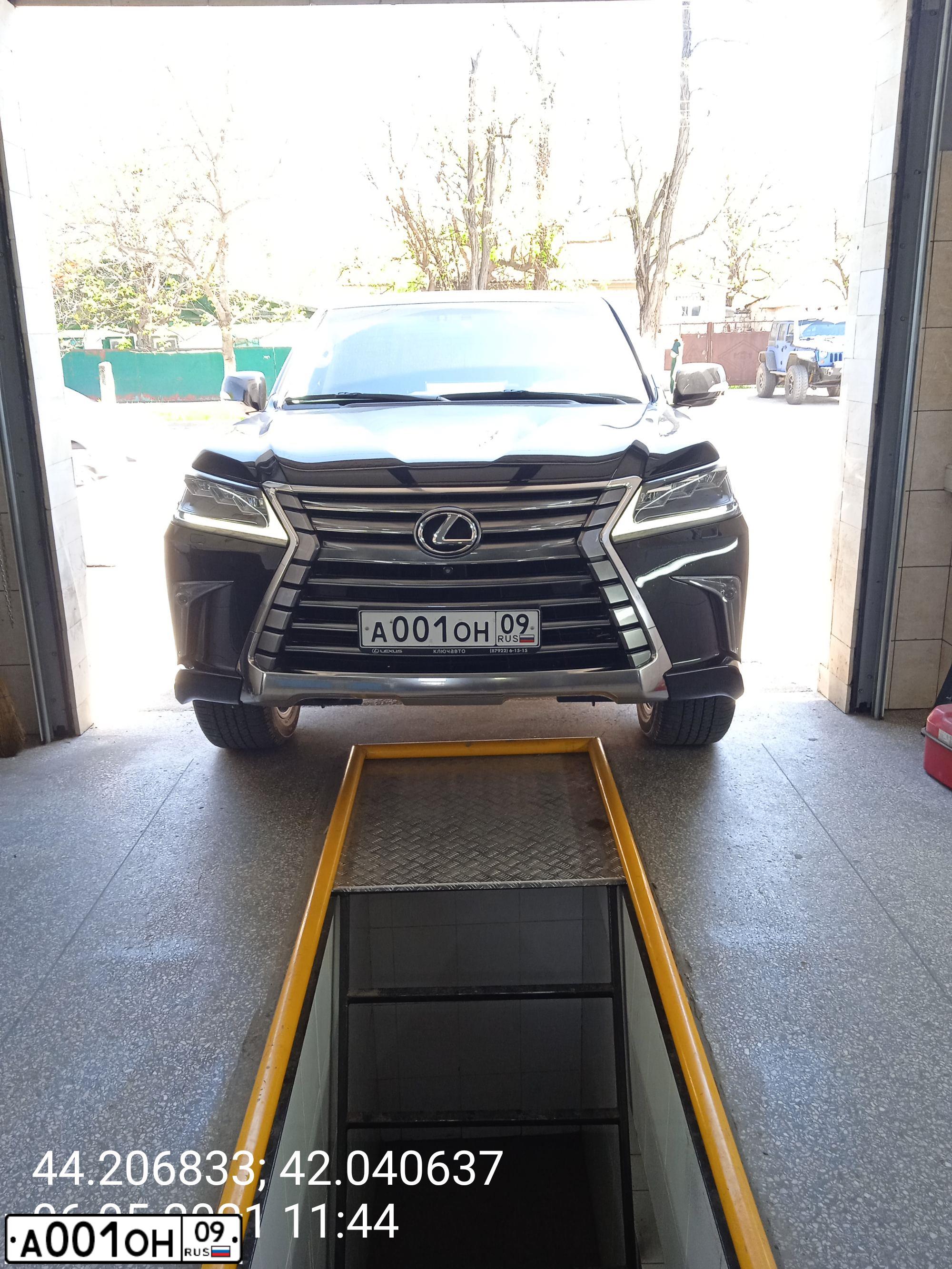 Фото автомобиля LEXUS LX, 2015 — госномер А001ОН09. Цвет: ЧЕРНЫЙ