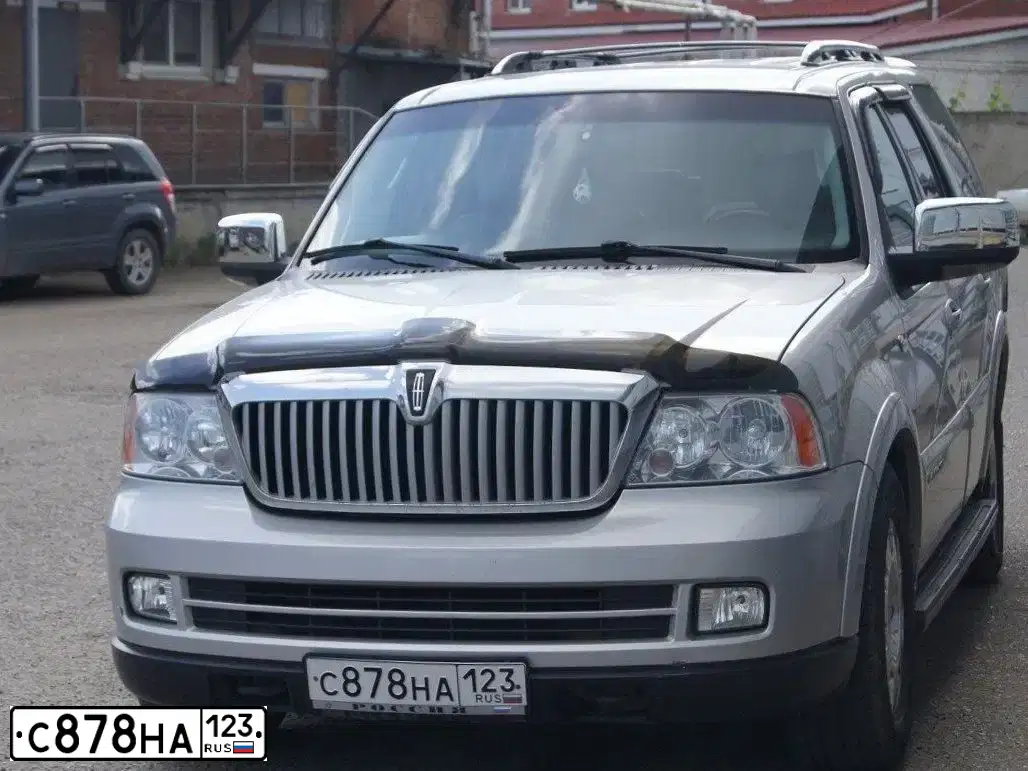 Фото автомобиля LINCOLN NAVIGATOR, 2004 — госномер С878НА123. Цвет: СЕРЕБРИСТЫЙ