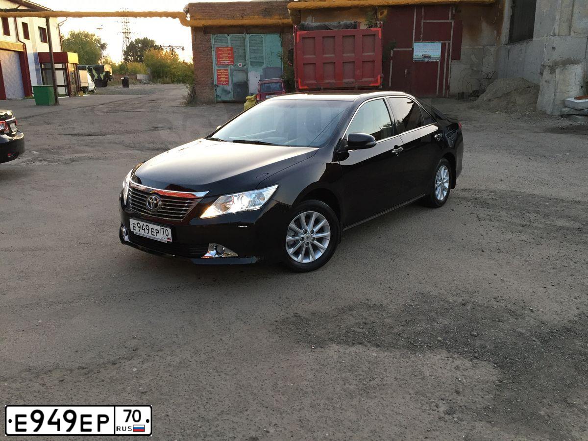 Фото автомобиля TOYOTA CAMRY, 2012 — госномер Е020ЕВ70. Цвет: ЧЕРНЫЙ