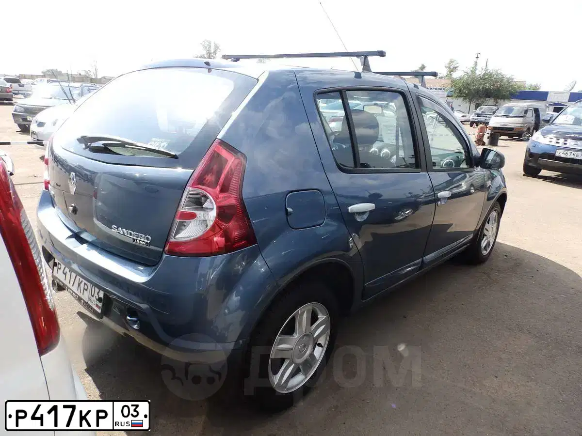 Фото автомобиля RENAULT SANDERO, 2012 — госномер Р417КР03. Цвет: синий