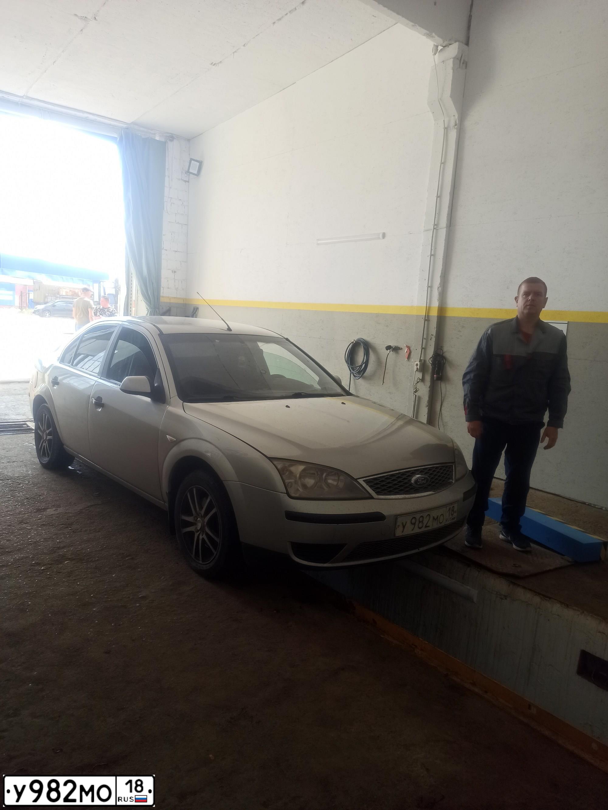 Фото автомобиля FORD MONDEO, 2005 — госномер У982МО18. Цвет: СЕРЕБРИСТЫЙ