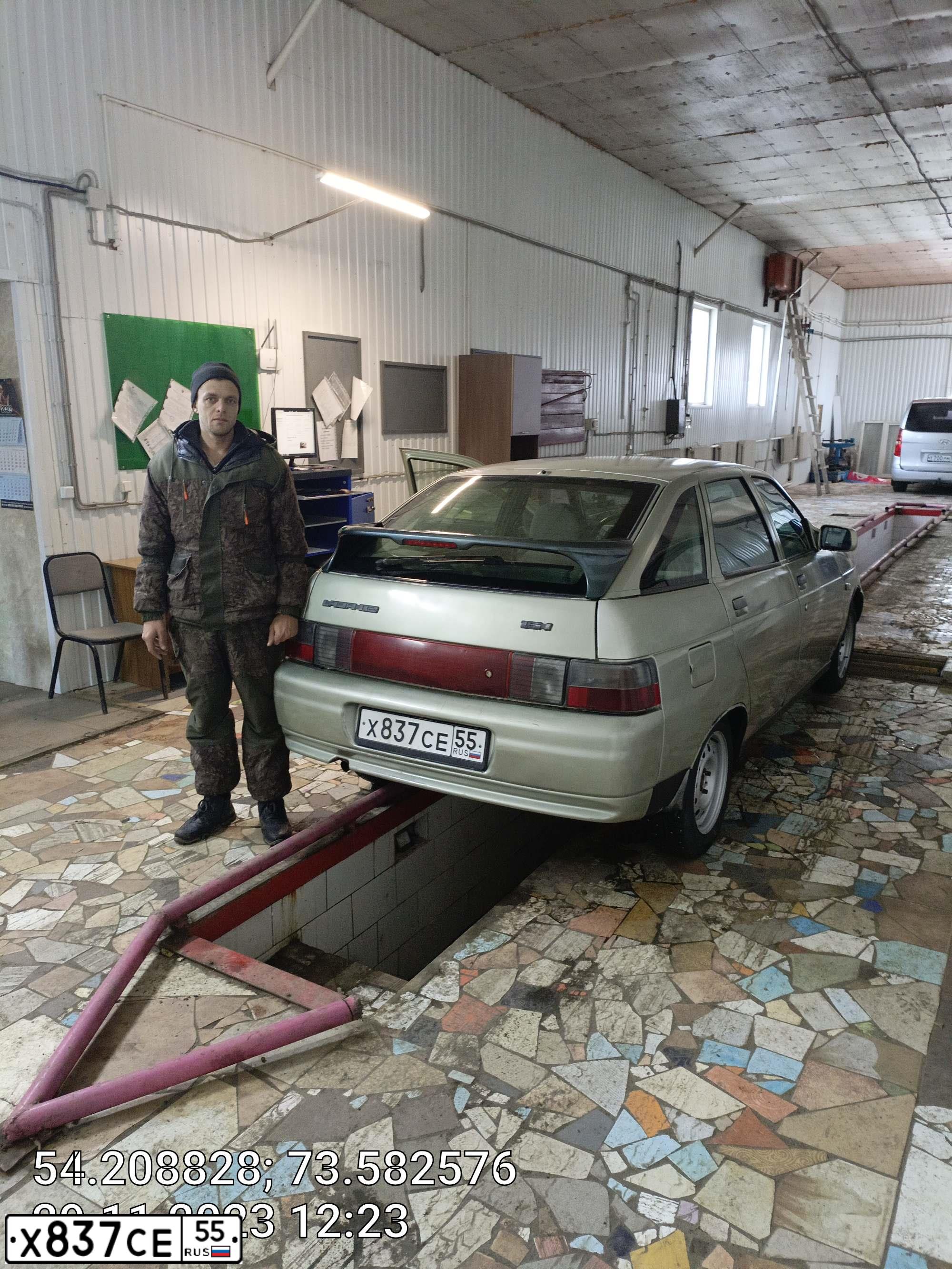 Фото автомобиля LADA 2112, 2006 — госномер Х837СЕ55. Цвет: БЕЖЕВЫЙ