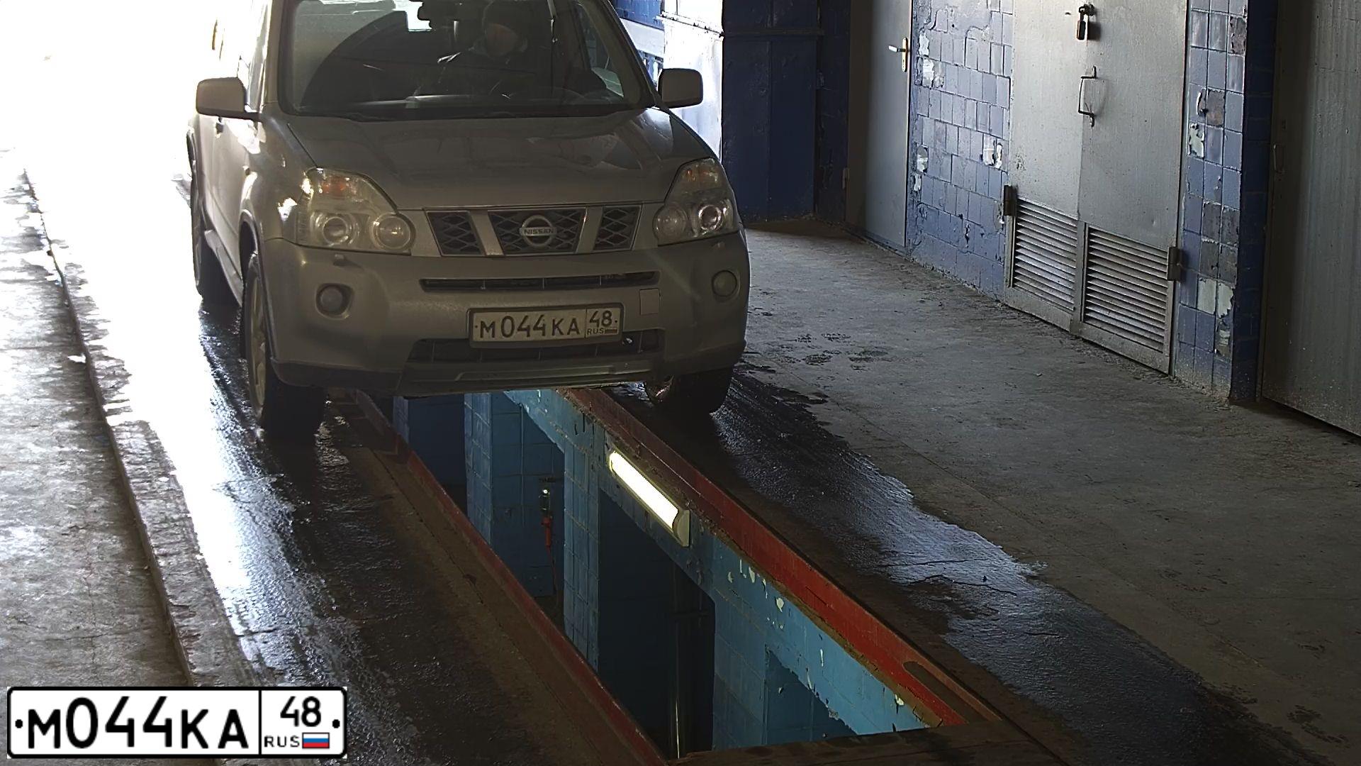 Фото автомобиля NISSAN X-TRAIL, 2010 — госномер А328МК33. Цвет: Серебристый