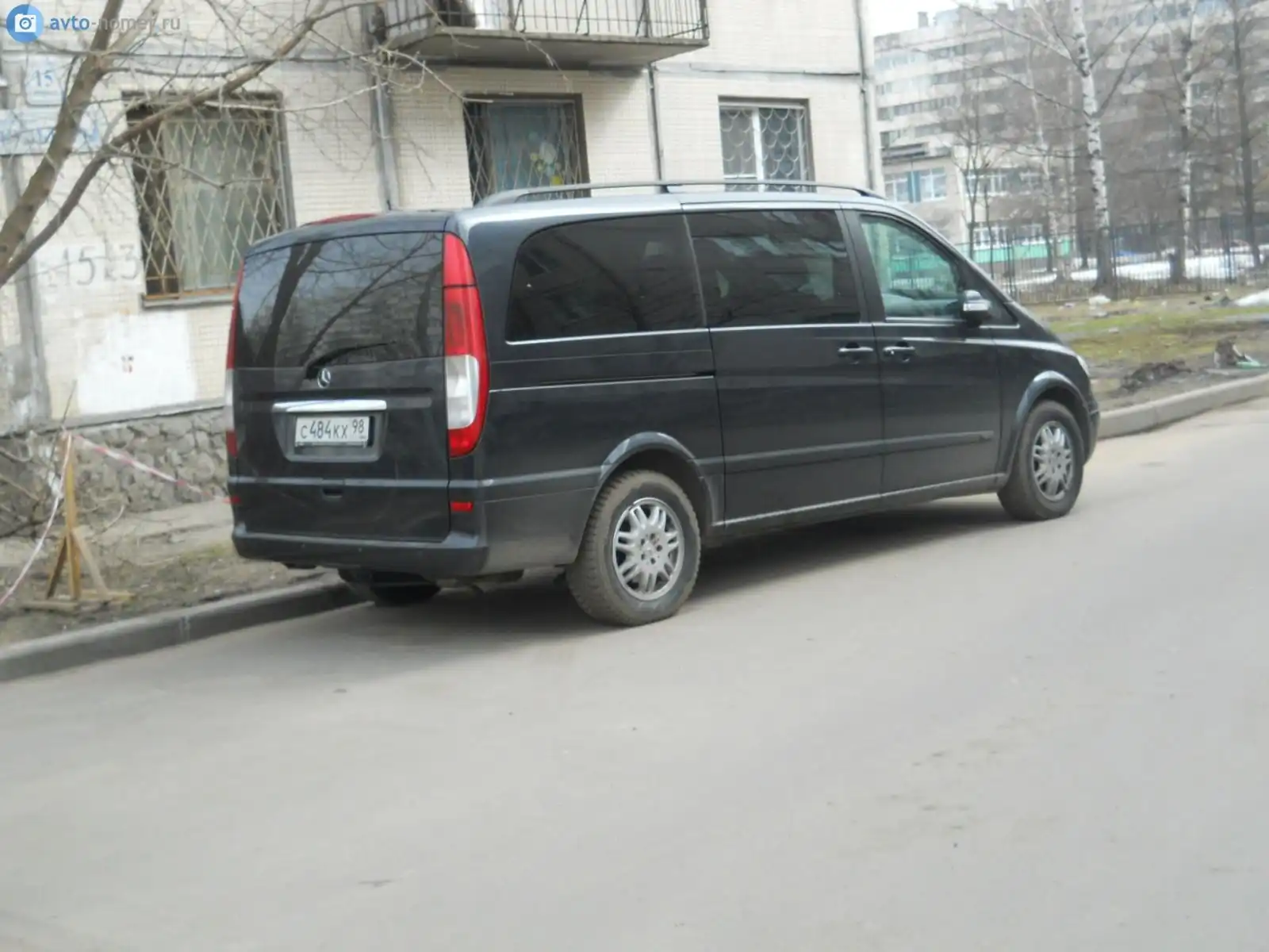 Фото автомобиля DODGE /GRAND/ CARAVAN, 2003 — госномер С484КХ98. Цвет: СЕРО-ЗЕЛЕНЫЙ