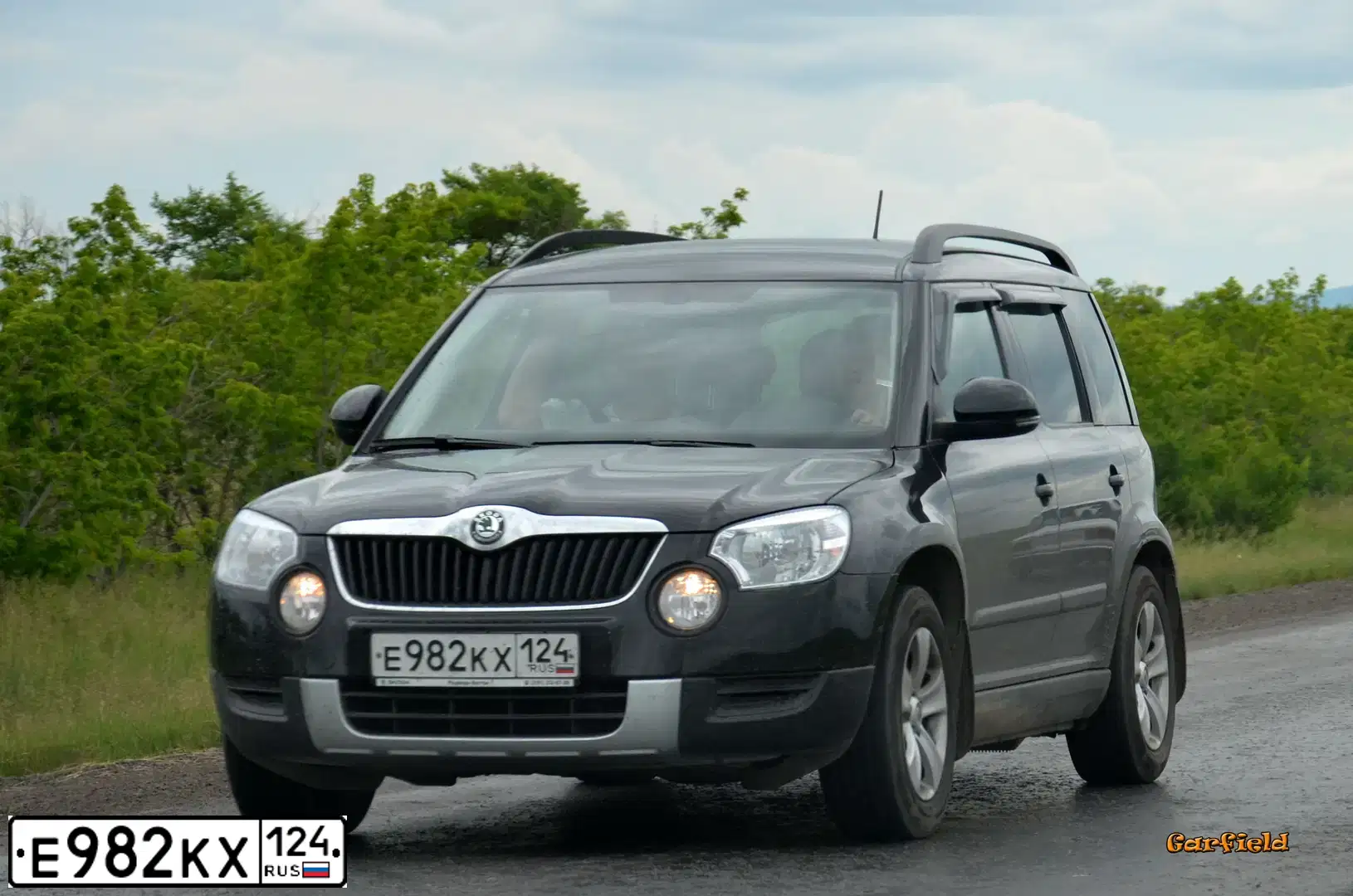 Фото автомобиля SKODA YETI, 2013 — госномер Е982КХ124. Цвет: ЧЕРНЫЙ