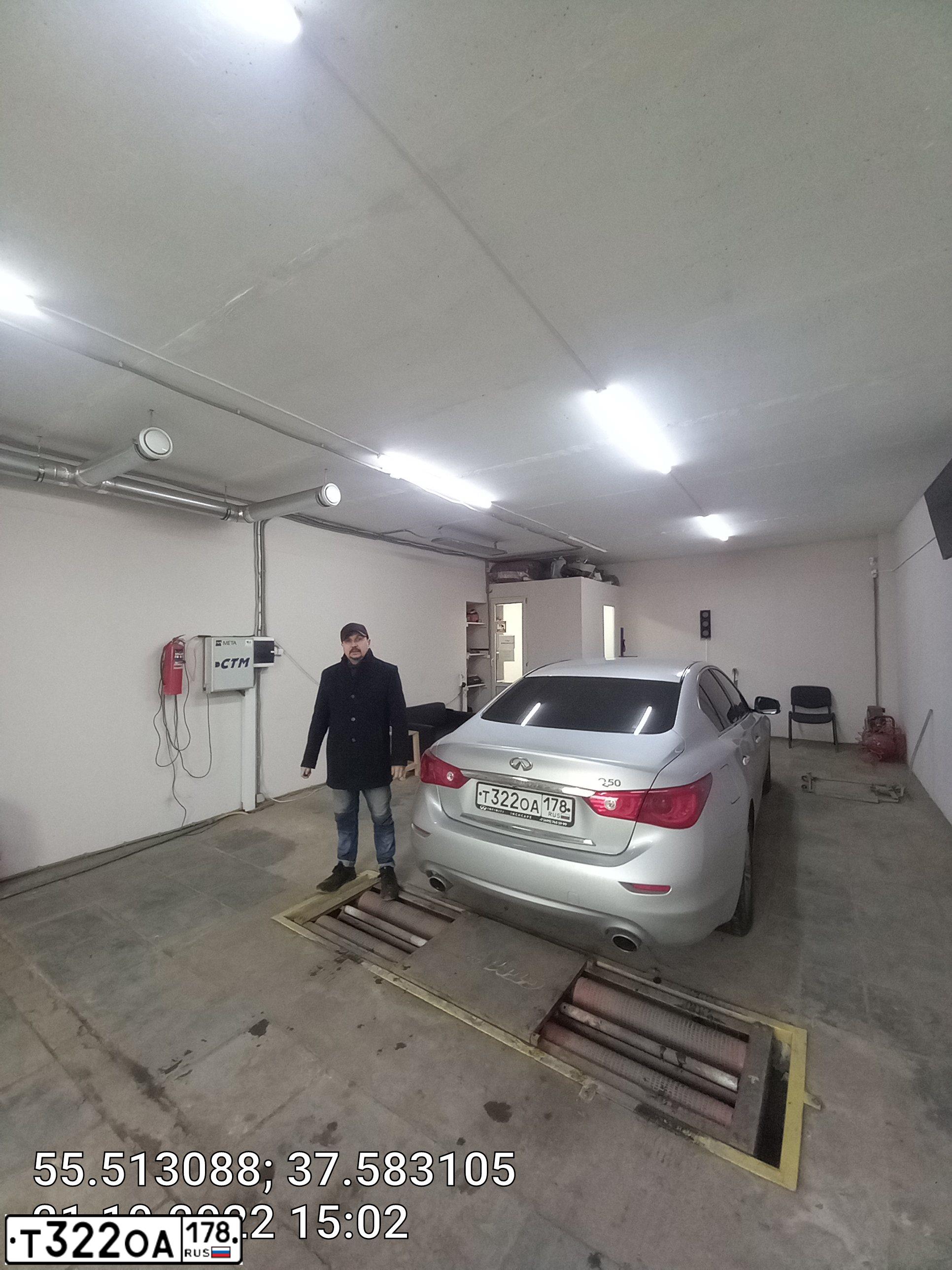 Фото автомобиля INFINITI Q50, 2014 — госномер Х580ОР790. Цвет: Серебристый