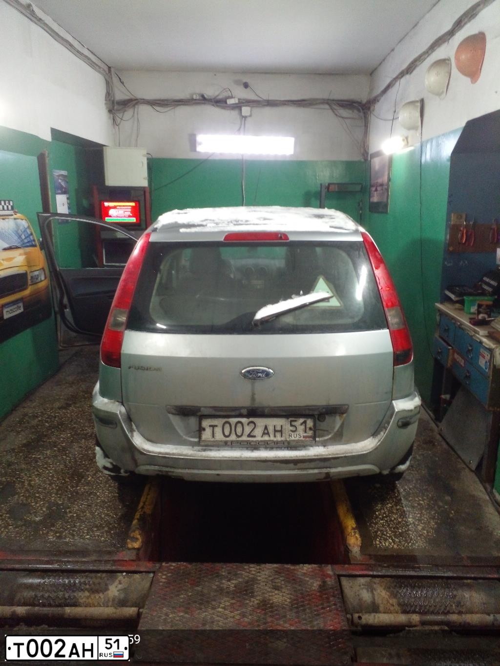 Фото автомобиля FORD FUSION, 2005 — госномер Т002АН51. Цвет: СЕРЫЙ