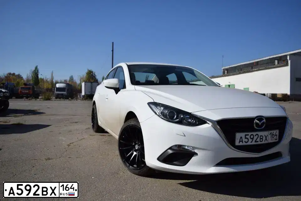 Фото автомобиля MAZDA 3, 2014 — госномер А592ВХ164. Цвет: БЕЛЫЙ