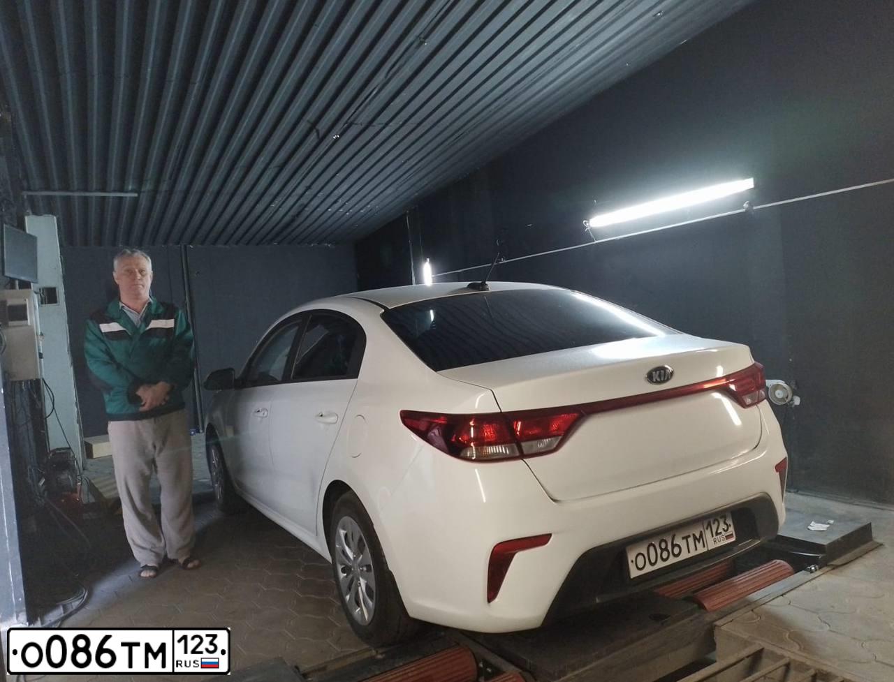 Фото автомобиля KIA RIO, 2017 — госномер Е441ХТ18. Цвет: Белый