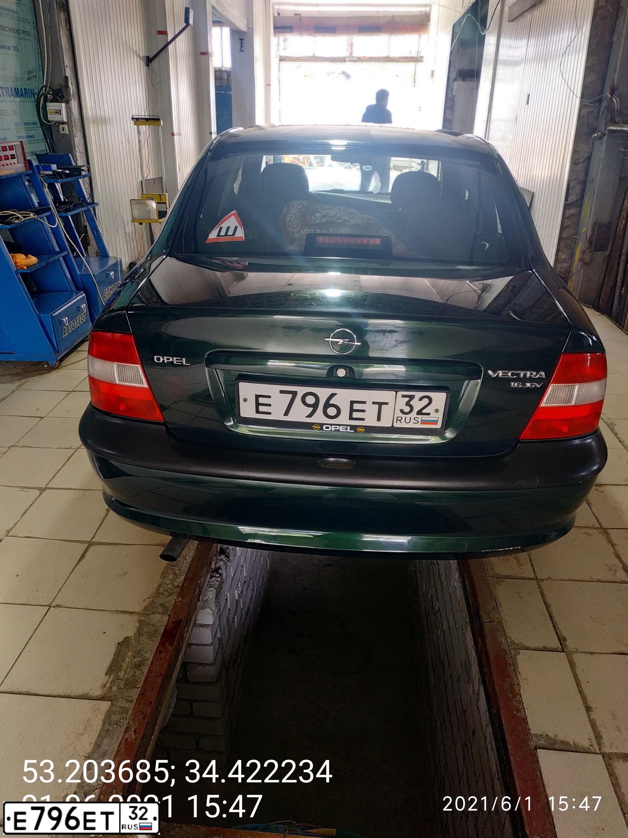 Фото автомобиля OPEL VECTRA, 1998 — госномер М462СЕ67. Цвет: ЗЕЛЕНЫЙ (ТЕМНО-ЗЕЛЕНЫЙ)