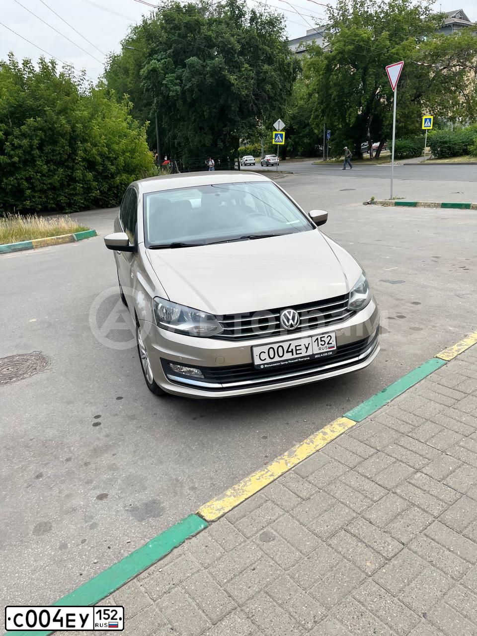 Фото автомобиля VOLKSWAGEN POLO, 2017 — госномер С004ЕУ152. Цвет: БЕЖЕВЫЙ