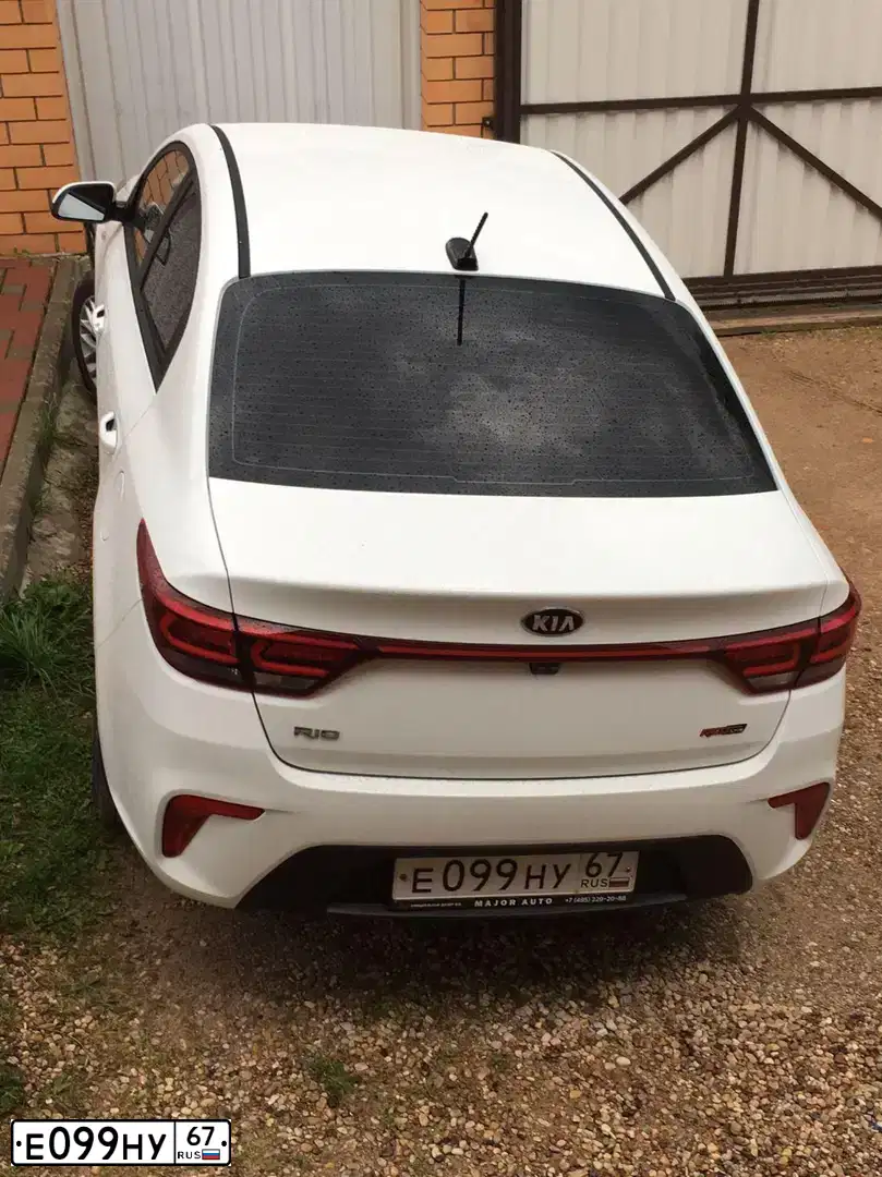 Фото автомобиля KIA RIO, 2018 — госномер Е099НУ67. Цвет: Белый