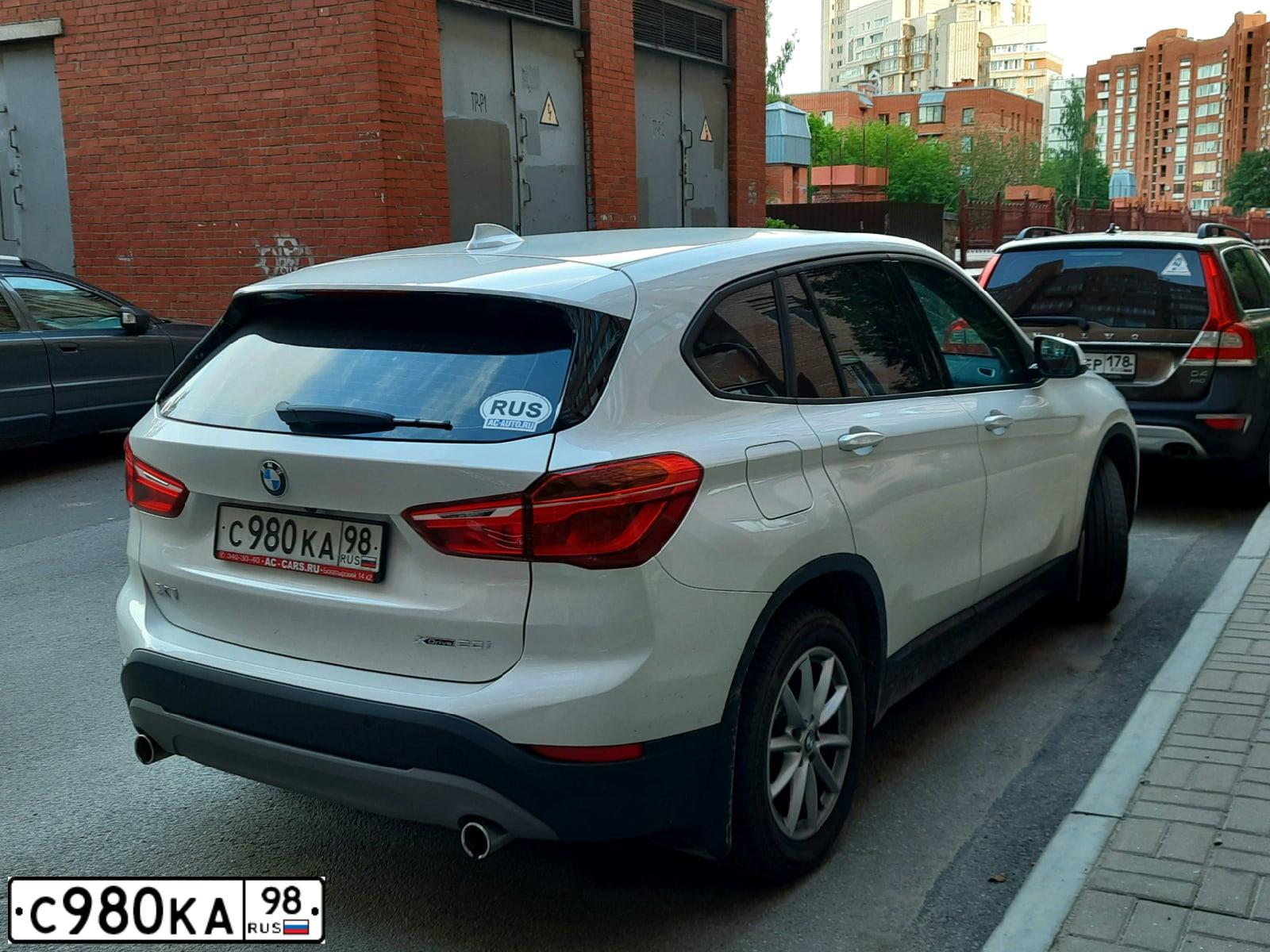 Фото автомобиля BMW X1, 2018 — госномер С980КА98. Цвет: Белый
