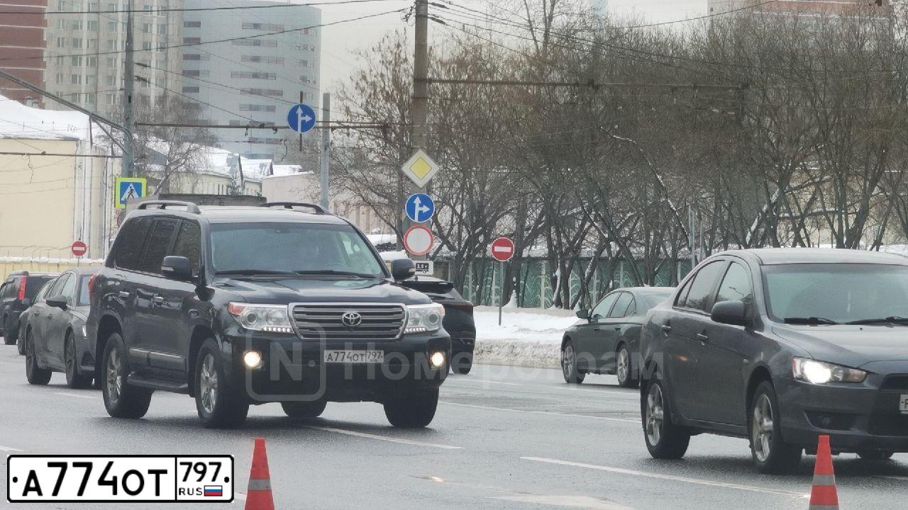 Фото автомобиля TOYOTA LANDCRUISER 200, 2015 — госномер Е999ВА05. Цвет: ЧЕРНЫЙ