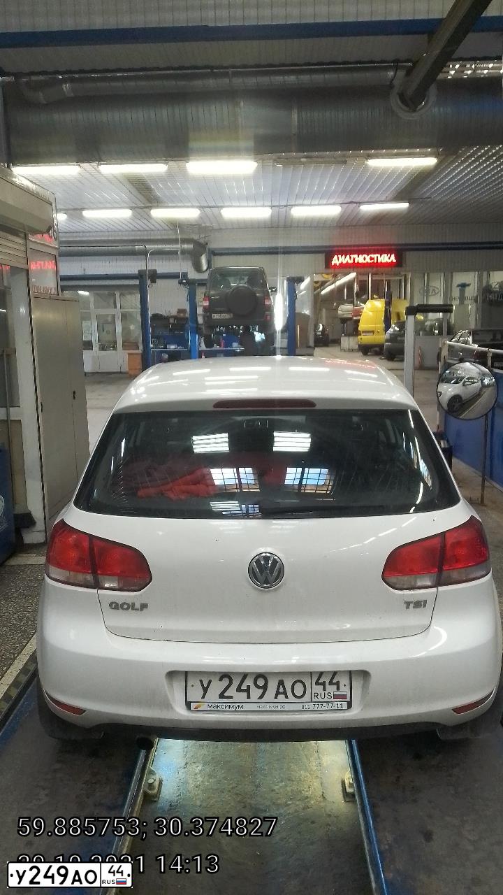 Фото автомобиля VOLKSWAGEN GOLF, 2012 — госномер У249АО44. Цвет: Белый