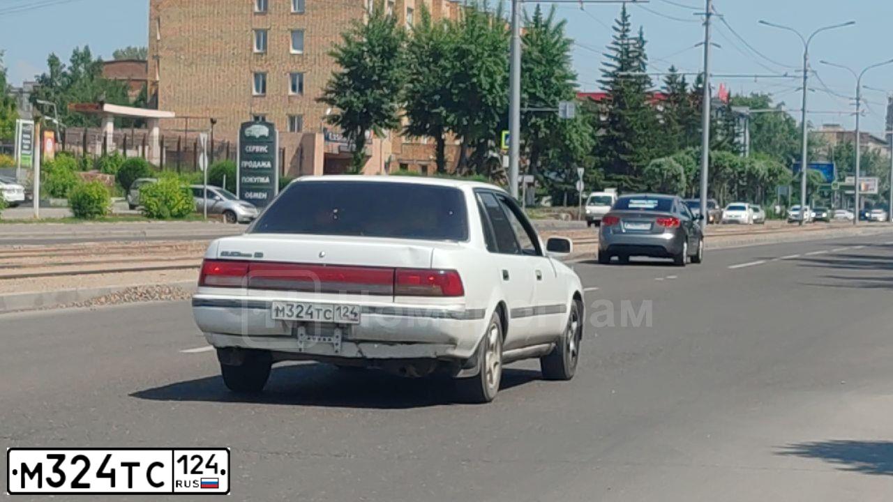 Фото автомобиля TOYOTA CORONA, 1990 — госномер М324ТС124. Цвет: Белый