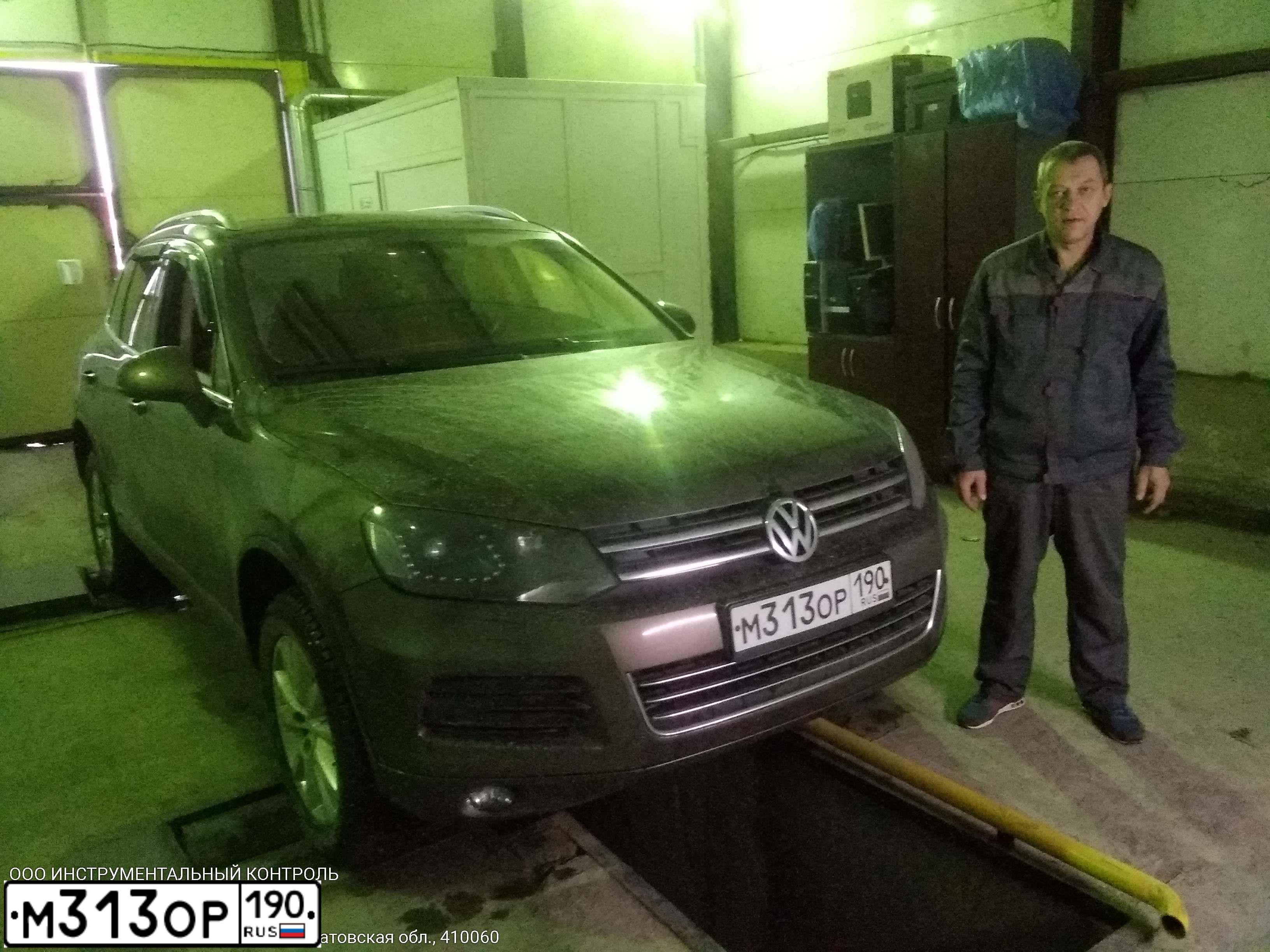 Фото автомобиля VOLKSWAGEN TOUAREG, 2011 — госномер К118УУ164. Цвет: Коричневый