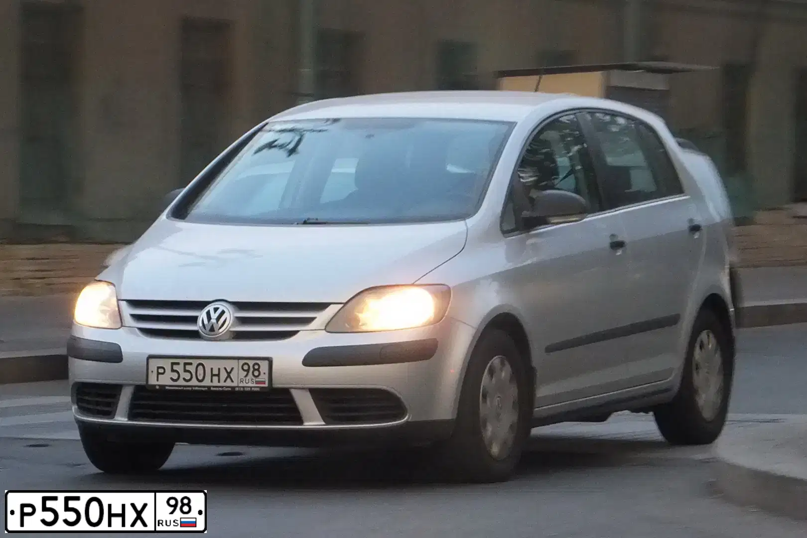 Фото автомобиля VOLKSWAGEN GOLF, 2007 — госномер Р550НХ98. Цвет: СЕРЕБРИСТЫЙ