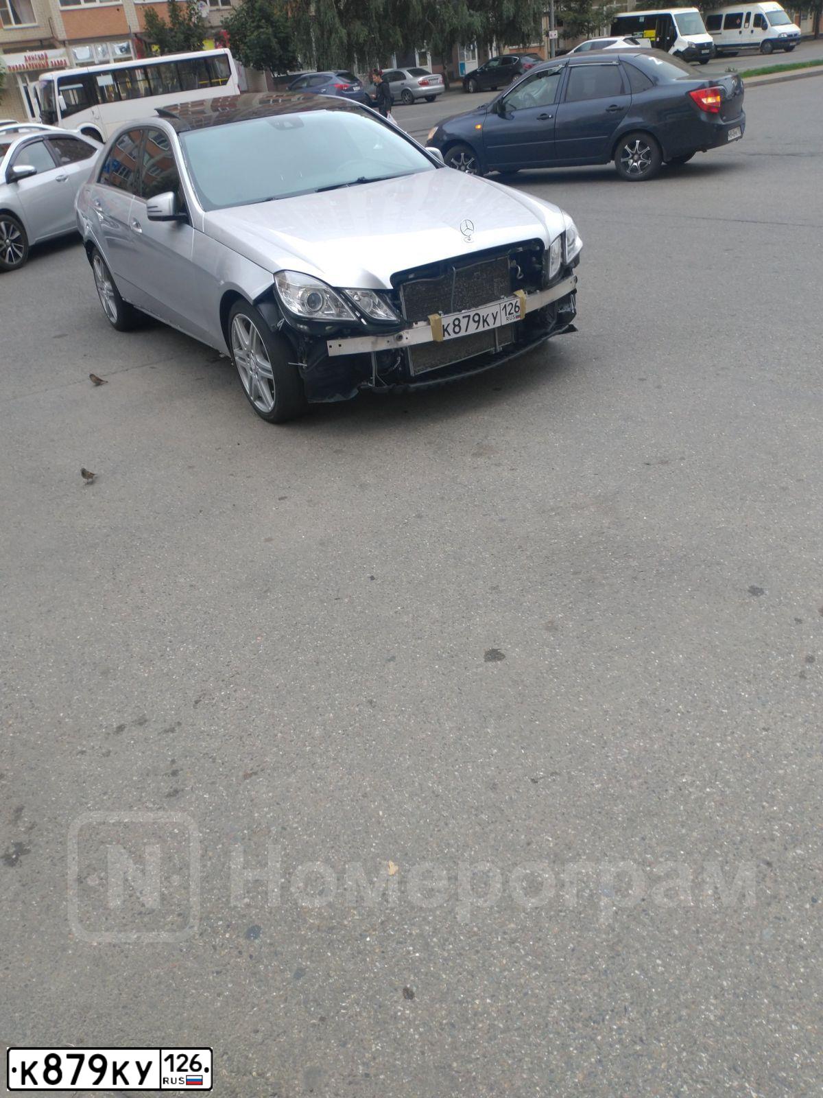 Фото автомобиля MERCEDES E-KLASSE, 2011 — госномер К879КУ126. Цвет: Серебристый