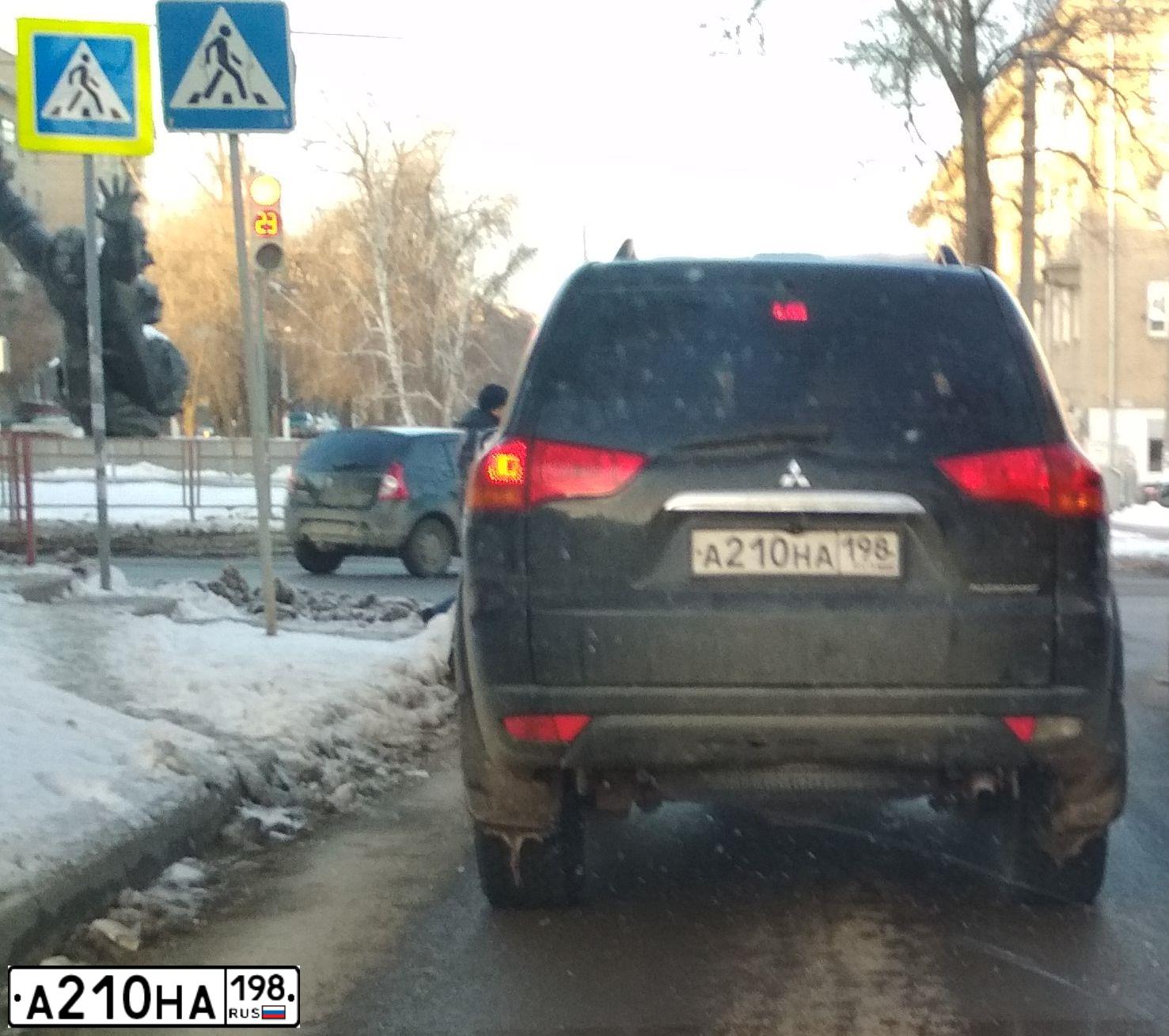 Фото автомобиля MITSUBISHI PAJERO SPORT, 2011 — госномер Е352СС178. Цвет: ЧЕРНЫЙ
