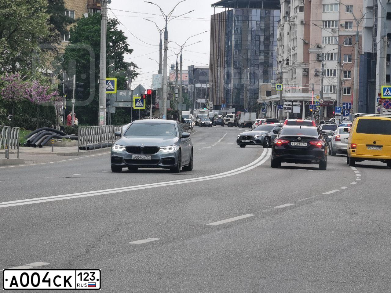 Фото автомобиля TOYOTA CAMRY, 2021 — госномер А004СК123. Цвет: ЧЕРНЫЙ