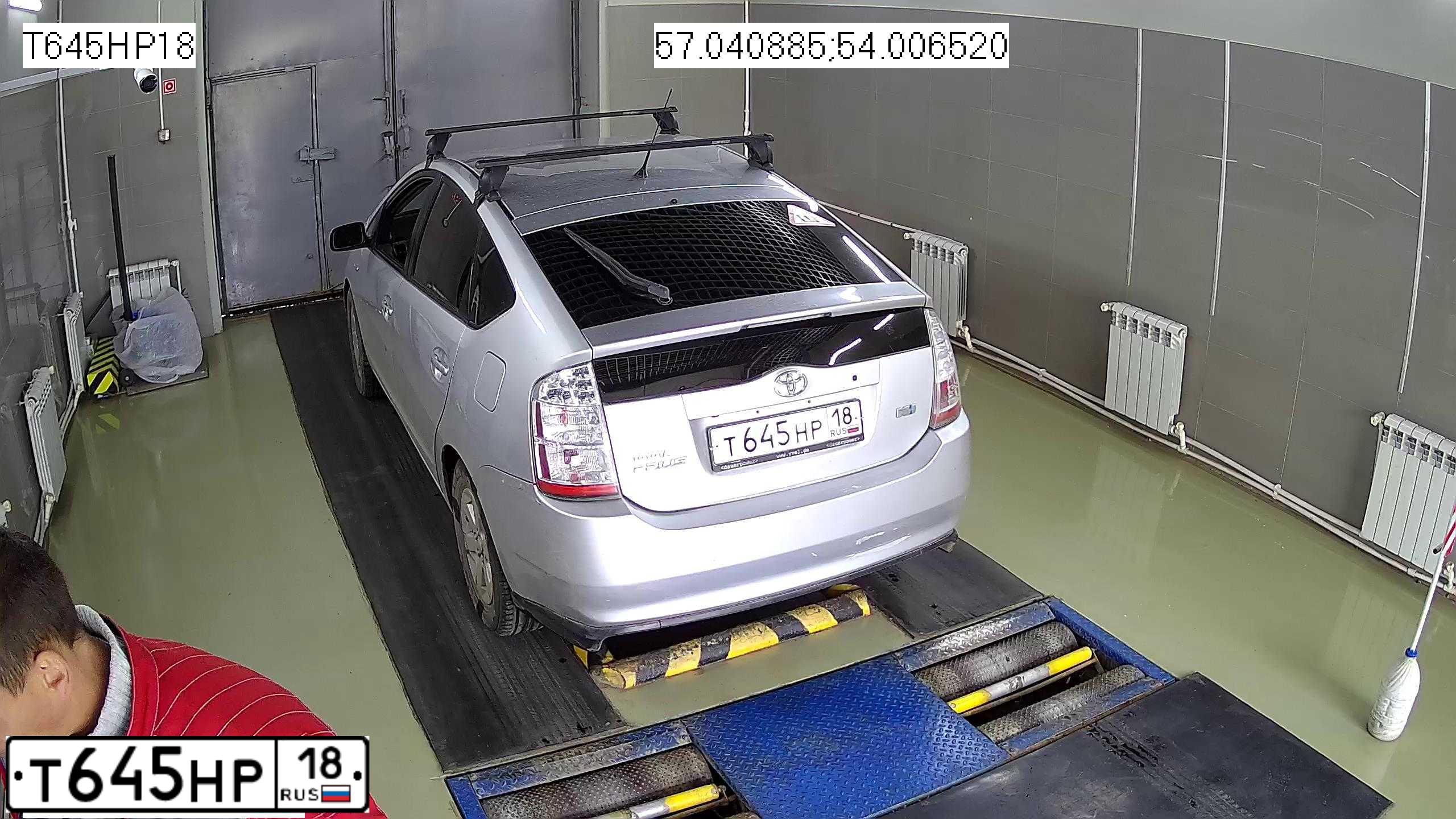 Фото автомобиля TOYOTA PRIUS, 2006 — госномер В669МС152. Цвет: СВЕТЛО-СЕРЫЙ