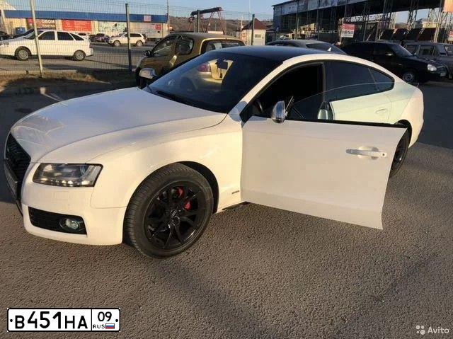 Фото автомобиля AUDI A5, 2009 — госномер В451НА09. Цвет: Белый