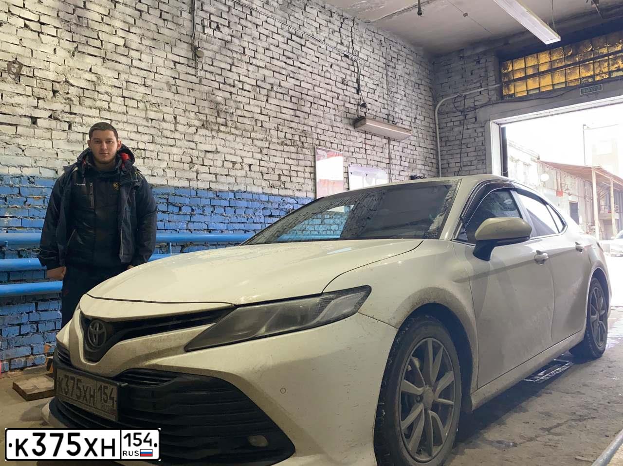 Фото автомобиля TOYOTA CAMRY, 2018 — госномер Т258ОЕ124. Цвет: Белый