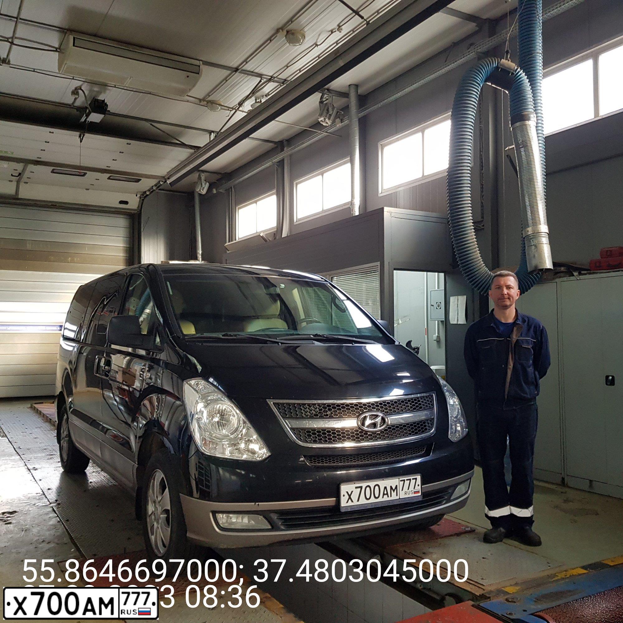 Фото автомобиля HYUNDAI GRAND STAREX, 2014 — госномер Х017ЕК777. Цвет: ЧЕРНЫЙ-СЕРЫЙ