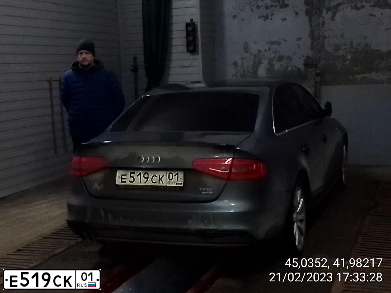 Фото автомобиля AUDI A4, 2013 — госномер Н569РС126. Цвет: СЕРЫЙ