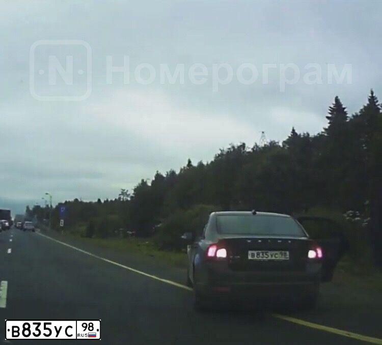 Фото автомобиля VOLVO S40, 2010 — госномер В835УС98. Цвет: ЧЕРНЫЙ