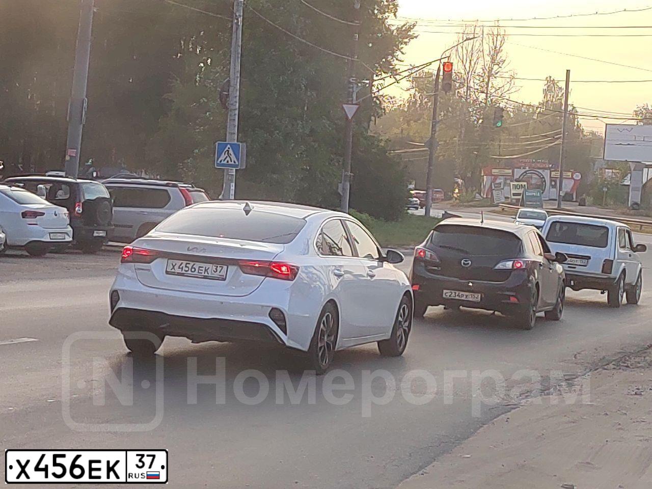 Фото автомобиля KIA CERATO, 2022 — госномер Х456ЕК37. Цвет: Белый