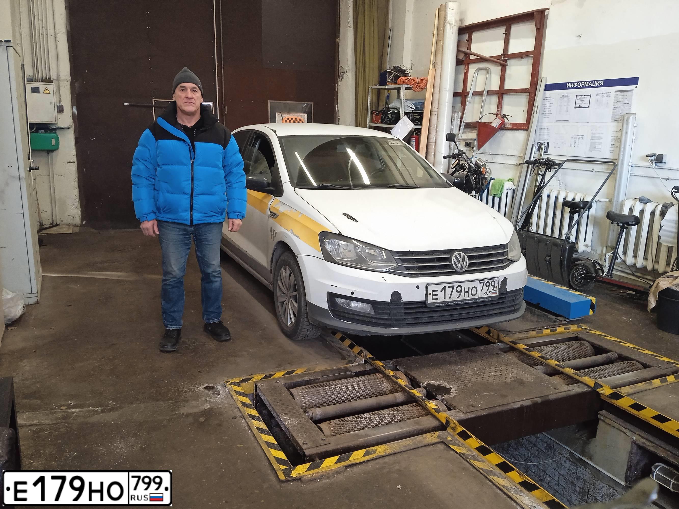 Фото автомобиля VOLKSWAGEN POLO, 2019 — госномер Е179НО799. Цвет: БЕЛЫЙ ЖЕЛТЫЙ СЕРЫЙ