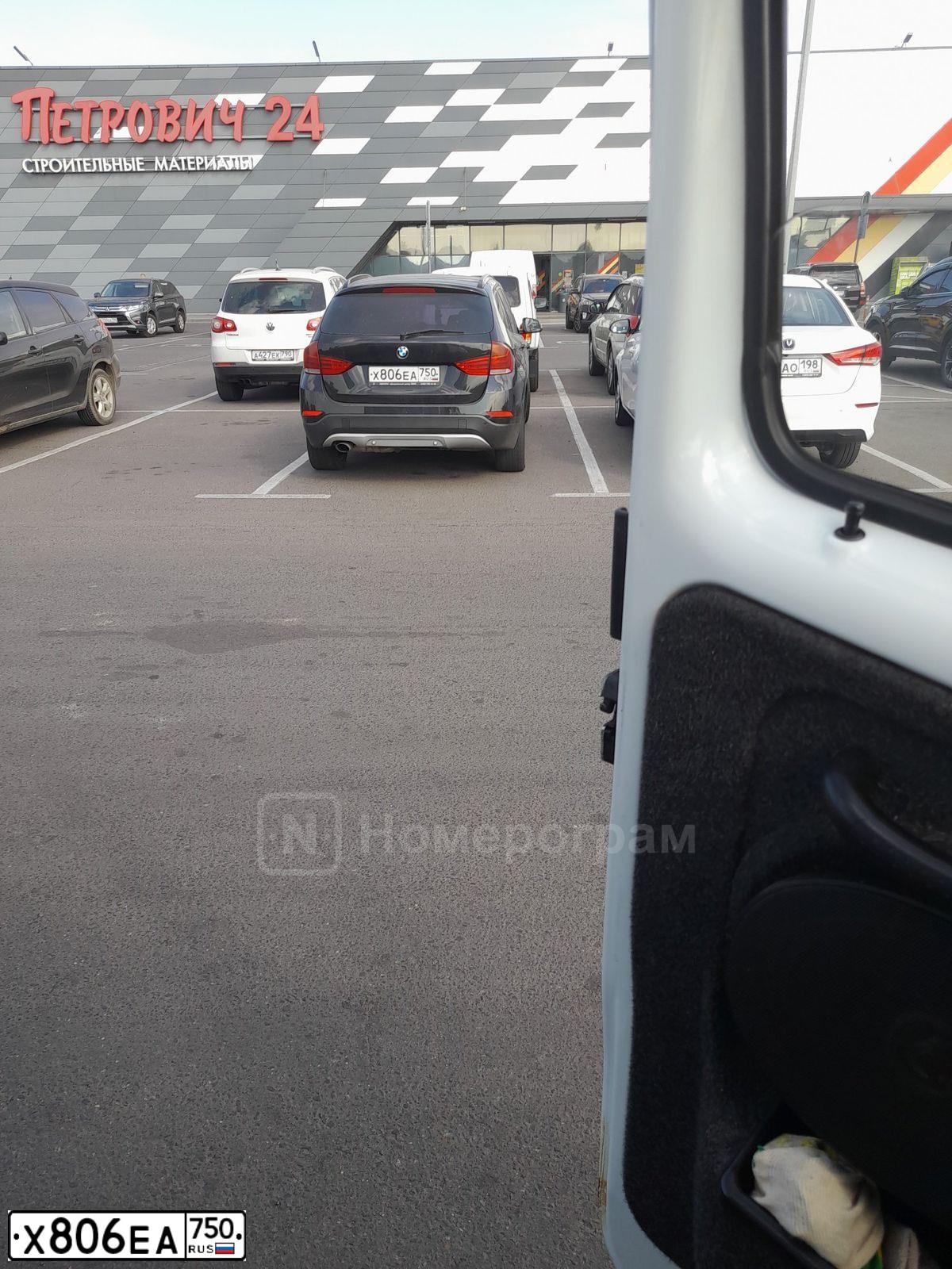 Фото автомобиля BMW X1, 2013 — госномер Х806ЕА750. Цвет: ЧЕРНЫЙ
