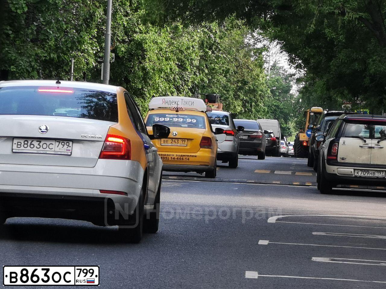 Фото автомобиля SKODA OCTAVIA, 2019 — госномер М484ХМ198. Цвет: Белый
