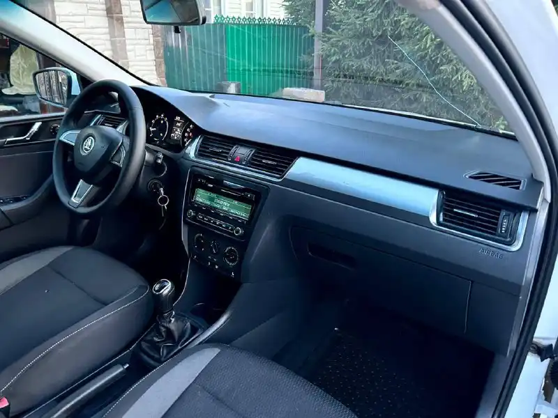 Фото автомобиля SKODA RAPID, 2014 — госномер Е799КР716. Цвет: Белый