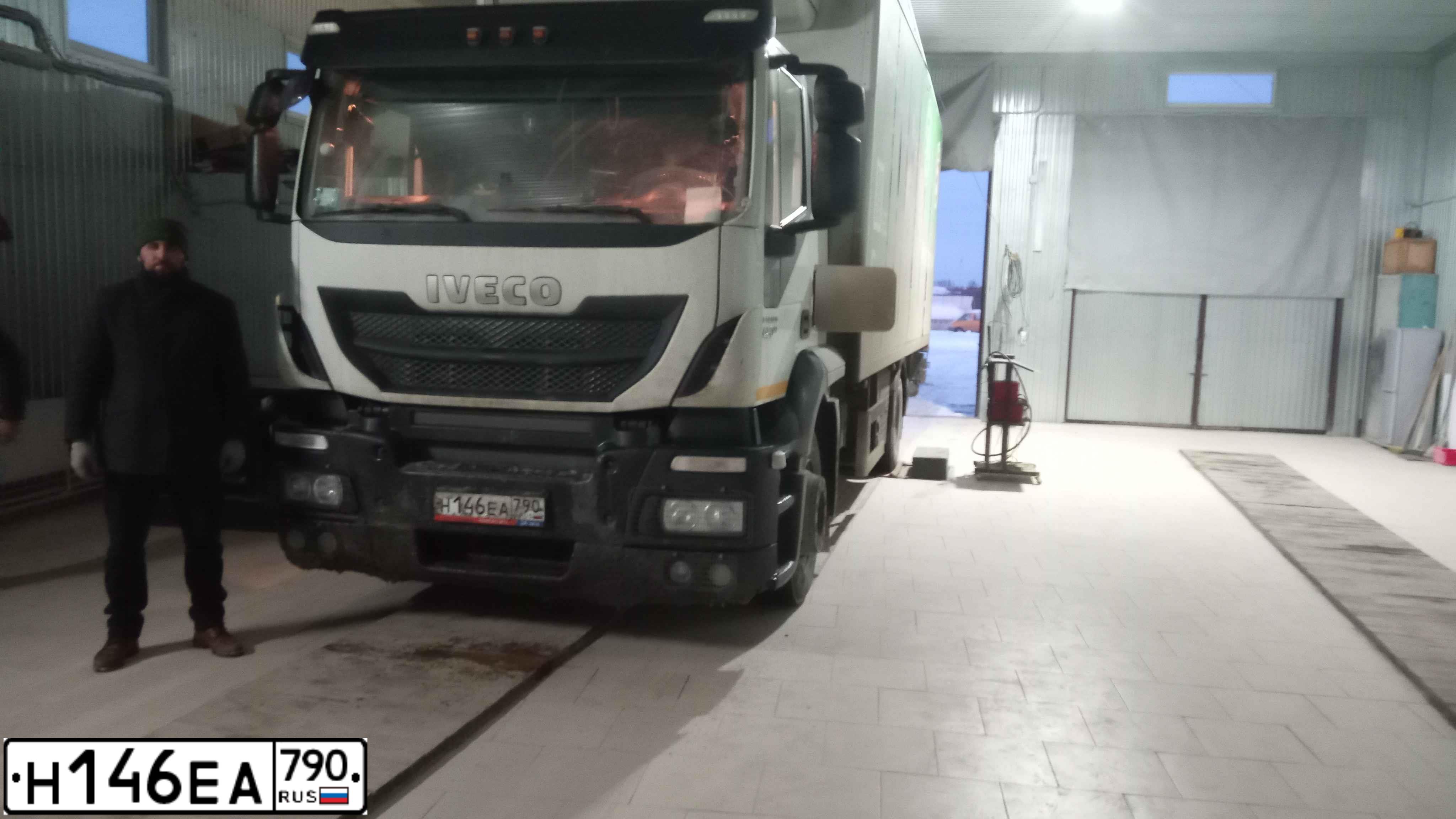 Фото автомобиля IVECO STRALIS, 2019 — госномер Т426ОУ799. Цвет: Белый