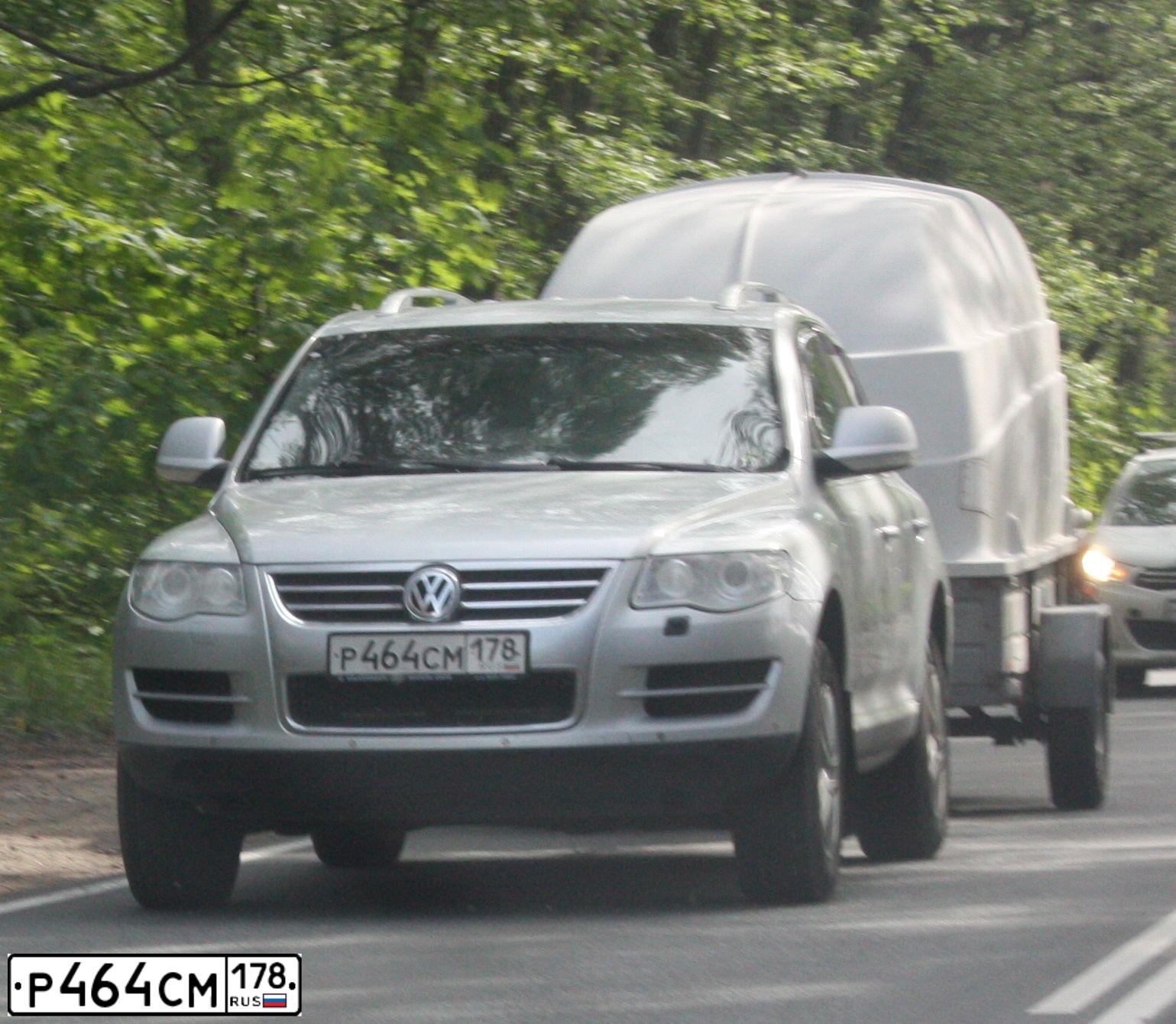 Фото автомобиля VOLKSWAGEN TOUAREG, 2010 — госномер Р252ТК98. Цвет: СЕРЕБРИСТЫЙ