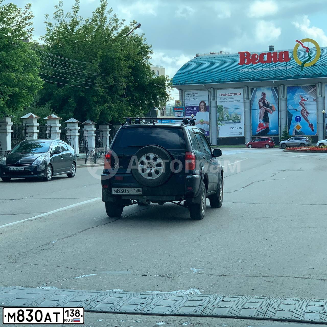 Фото автомобиля TOYOTA RAV4, 2000 — госномер Х004РН63. Цвет: ЧЕРНЫЙ