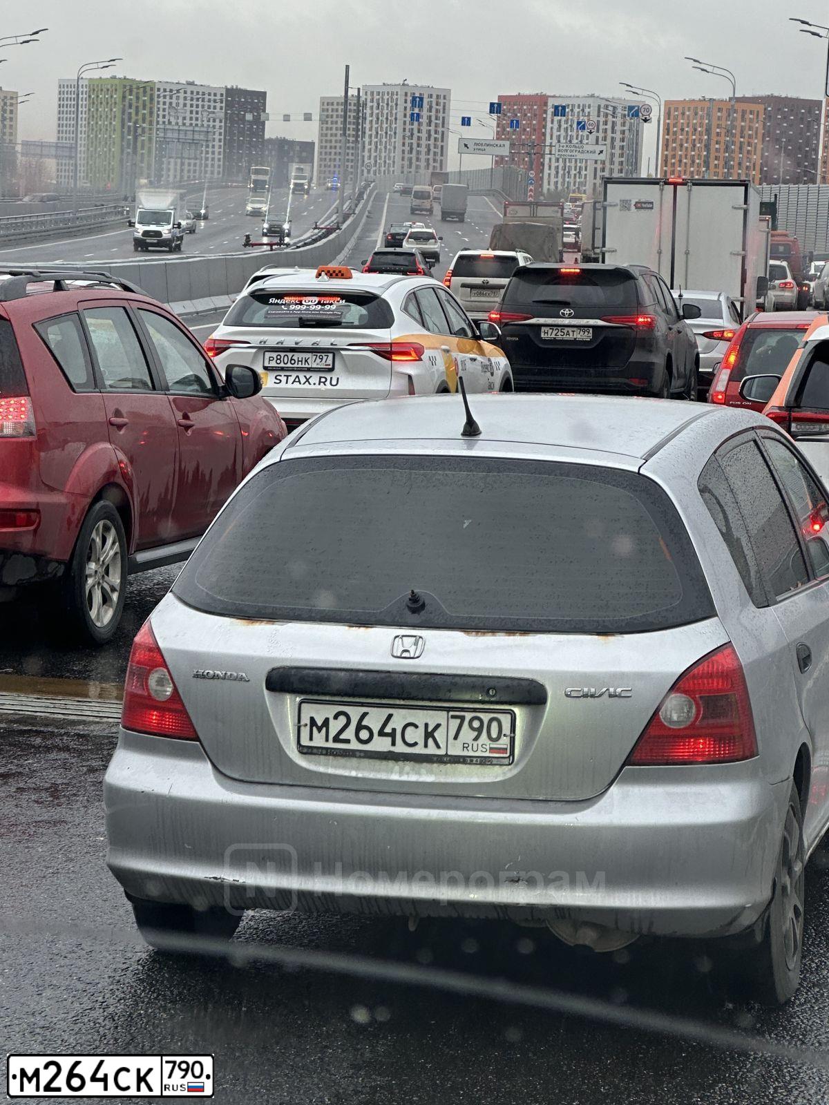 Фото автомобиля HONDA CIVIC, 2002 — госномер М264СК790. Цвет: СЕРЕБРИСТЫЙ