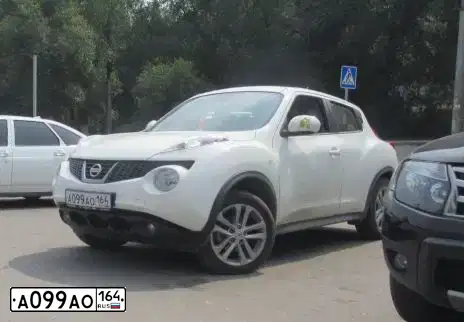Фото автомобиля NISSAN JUKE, 2014 — госномер А099АО164. Цвет: БЕЛЫЙ