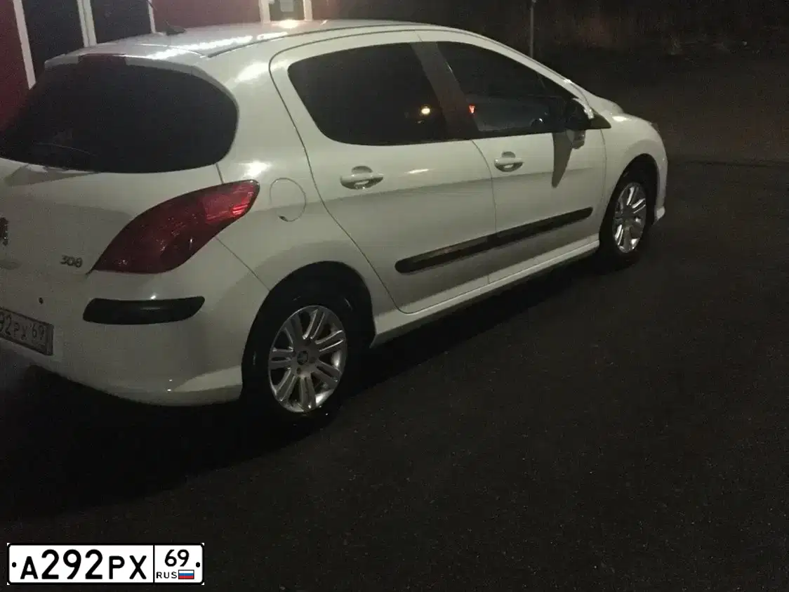Фото автомобиля PEUGEOT 308, 2008 — госномер А292РХ69. Цвет: БЕЛЫЙ