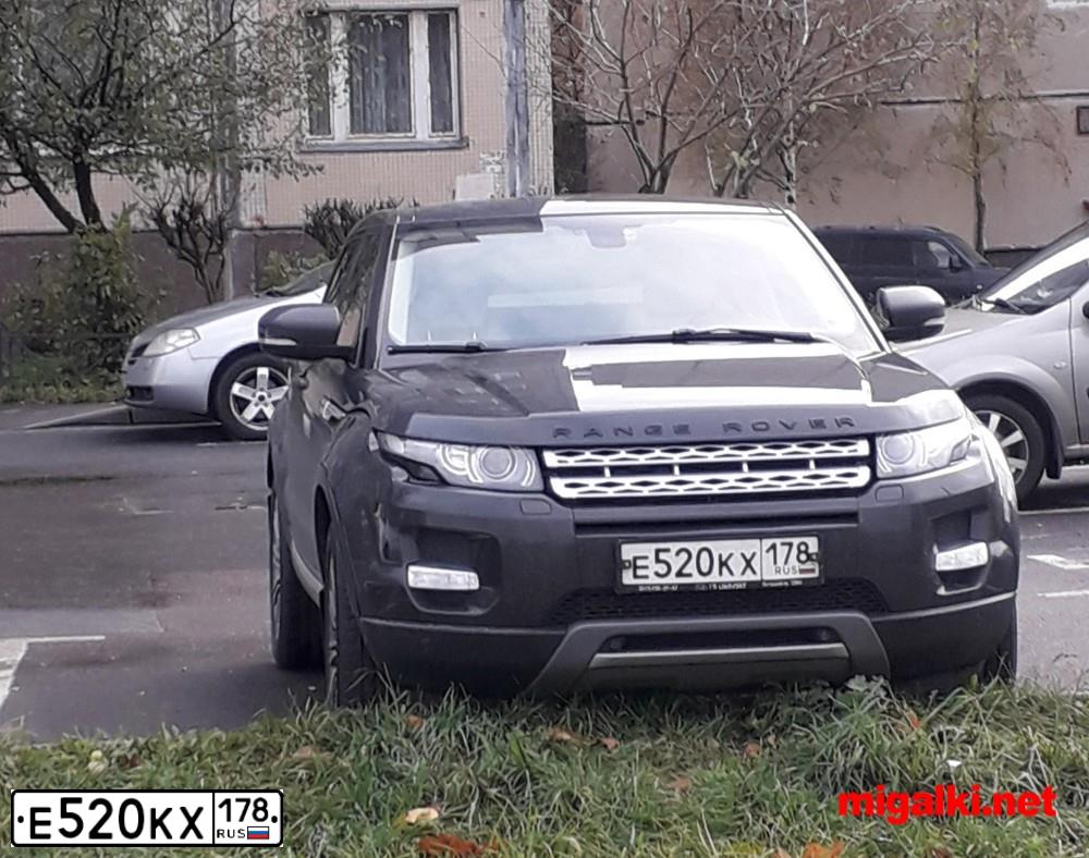 Фото автомобиля LANDROVER RANGE ROVER EVOQUE, 2012 — госномер Е520КХ178. Цвет: КОРИЧНЕВЫЙ